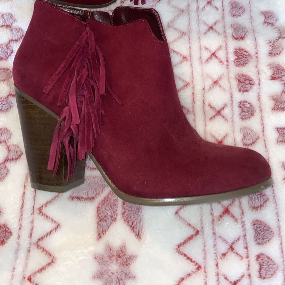 Super cute maroon fridge booties size 6 :)